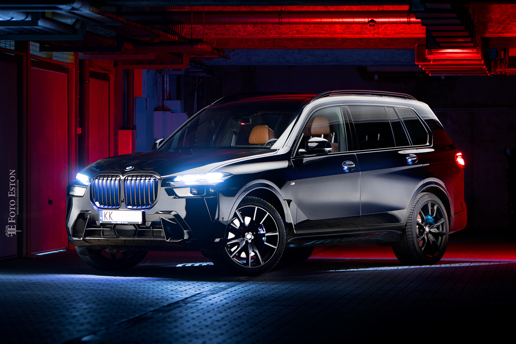 Jeden z najwiekszych SUV -ów  od BMW przed moim obiektywem podczas motoryzacyjnej sesji zdjęciowej z wystudiowanym światłem. Zdjęcia jak z katalogu. Fotograf samochodów - motoryzacyjny Kraków ( mistrzejowice, czyzyny, bronowice, azory zielonki )
