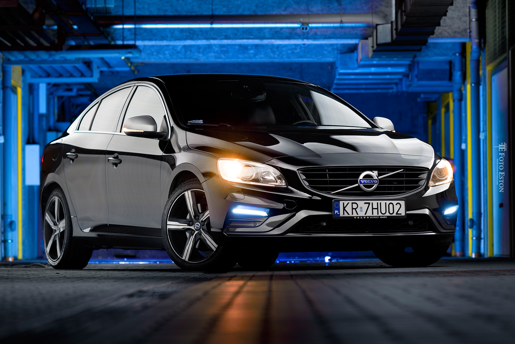 Jedna z najbardziej udanych sesji zdjęciowych  modelu VOLVO S60 R DESIGN  245KM  , ktory elegancją przyciąga uwagę. Na sesji zdjęciowej w FotoEston fotografia studyjna i plenerowa