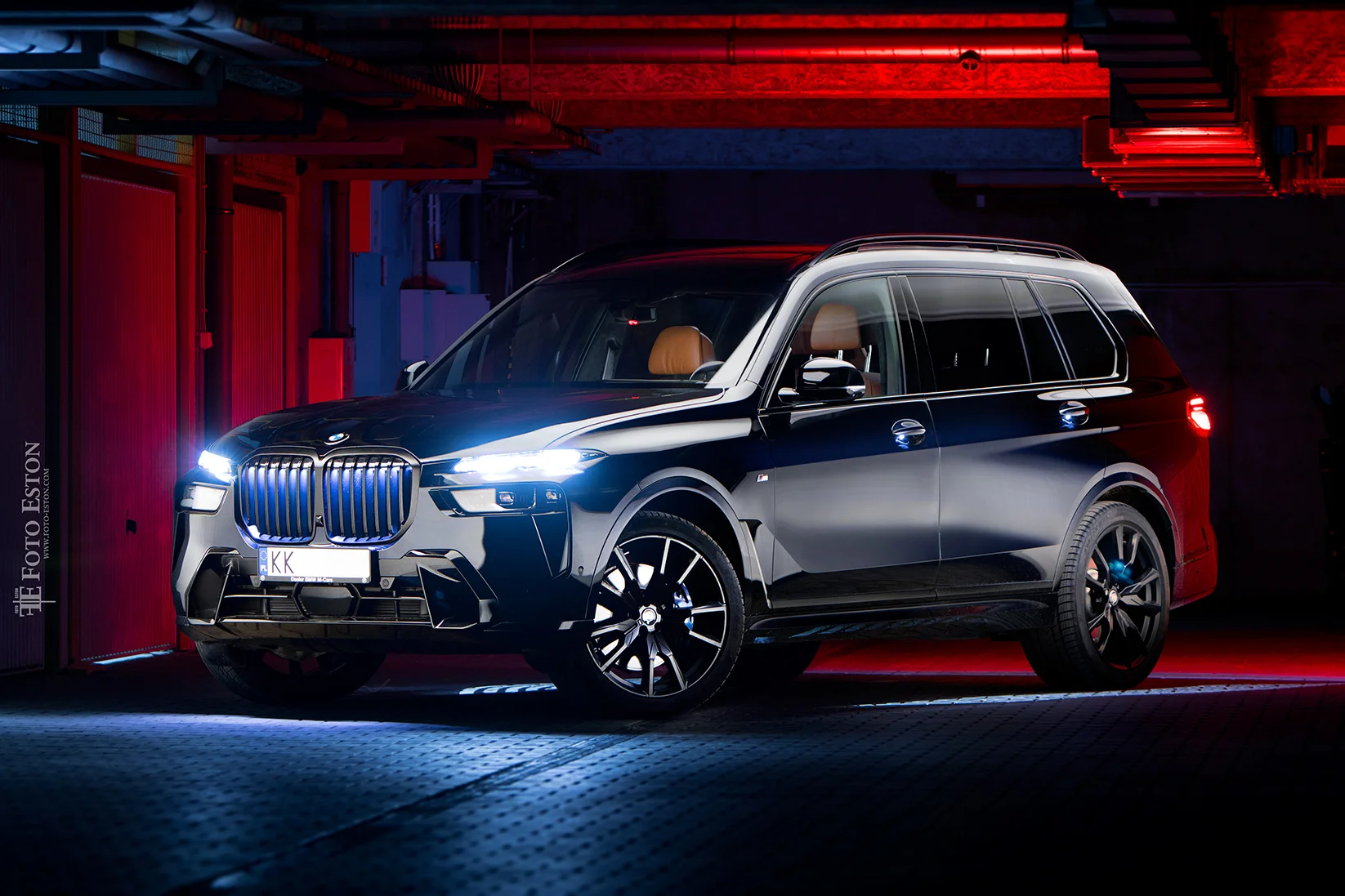 Jeden z najwiekszych SUV -ów  od BMW przed moim obiektywem podczas motoryzacyjnej sesji zdjęciowej z wystudiowanym światłem. Zdjęcia jak z katalogu. Fotograf samochodów - motoryzacyjny Kraków ( mistrzejowice, czyzyny, bronowice, azory zielonki )